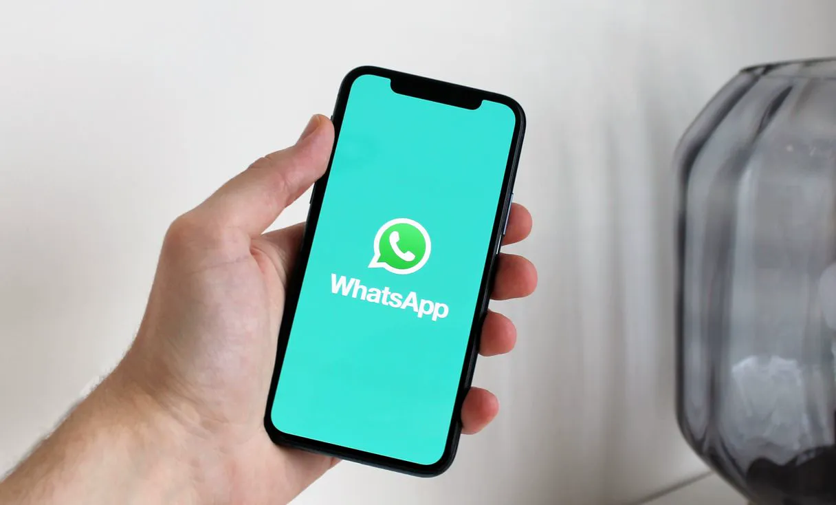 cena em português representando: Automação de WhatsApp com IA na Assistência Técnica